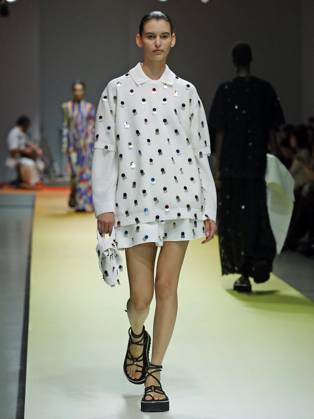 PFW - CFCL Runway A model walks the runway during the CFCL Womenswear Spring-Summer 2025 show as part of Paris Fashion Week on September 23, 2024 in Paris, France. Photo by Alain-Gil Gonzalez ABACAPRESS.COM Paris France Copyright: xGonzalezxAlain-Gil ABACAx