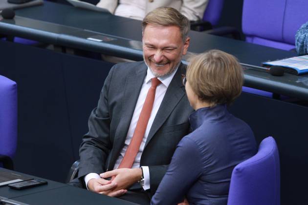 News Bilder des Tages Berlin, Deutschland, 25.09.2024: Deutscher Bundestag: 187. Bundestagssitzung: Bundesminister der Finanzen Christian Lindner (FDP) und Franziska Brantner, Grüne, Parlamentarische Staatssekretärin beim Bundesminister für Wirtschaft und Klimaschutz, im Gespräch Copyright: xdtsxNachrichtenagenturx dts_47130