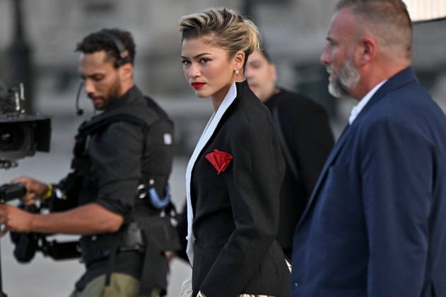 PFW Louis Vuitton Outside Arrivals Zendaya arriving at Louis Vuitton show during Paris Fashion Week in Paris, France on October 1, 2024. Photo by Julien Reynaud APS-Medias ABACAPRESS.COM Paris France Copyright: xReynaudxJulien APS-Medias ABACAx