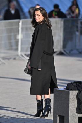 PFW Louis Vuitton Outside Arrivals Ana de Armas arriving at Louis Vuitton show during Paris Fashion Week in Paris, France on October 1, 2024. Photo by Julien Reynaud APS-Medias ABACAPRESS.COM Paris France Copyright: xReynaudxJulien APS-Medias ABACAx