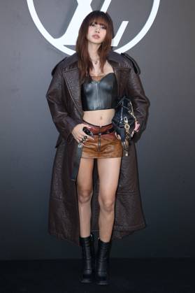 hotocall pour le défilé Louis Vuitton prêt à porter printemps été 2025 lors de la fashion week à Paris Pranpriya Manobal alias Lisa Célébrités au Défilé Louis Vuitton, Collection Prêt à porter Printemps Eté 2025 dans le cadre de la Fashion Week de Paris, France, le 1er Octobre 2024 Bertrand Rindoff Bestimage Celebrities at Louis Vuitton Fashion show, Womenswear Spring Summer 2025 as part of Paris Fashion Week on October 01, 2024 in Paris, France Paris France  Copyright: xBERTRANDxRINDOFFxPETROFFx xBESTIMAGExBERTRANDxRINDOFFxPETROFFx xBESTIMAGEx