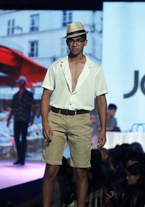 (241012) -- COLOMBO, Oct. 12, 2024 -- A model presents a creation during the Youth Fashion Show in Colombo, Sri Lanka, on Oct. 11, 2024. (Photo by Xinhua) SRI LANKA-COLOMBO-YOUTH FASHION SHOW AjithxPerera