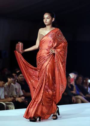 (241012) -- COLOMBO, Oct. 12, 2024 -- A model presents a creation during the Youth Fashion Show in Colombo, Sri Lanka, on Oct. 11, 2024. (Photo by Xinhua) SRI LANKA-COLOMBO-YOUTH FASHION SHOW AjithxPerera