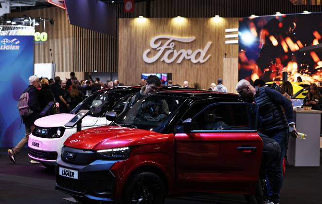 (241014) -- PARIS, Oct. 14, 2024 -- People visit the 2024 Paris Motor Show in Paris, France, on Oct. 14, 2024. The 2024 Paris Motor Show kicked off here on Monday, which is expected to attract 500,000 visitors over its seven-day run. ) FRANCE-PARIS-AUTO SHOW GaoxJing