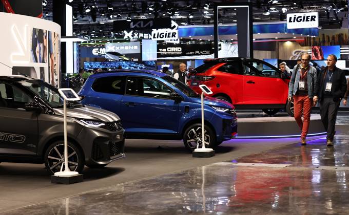 (241014) -- PARIS, Oct. 14, 2024 -- People visit the 2024 Paris Motor Show in Paris, France, on Oct. 14, 2024. The 2024 Paris Motor Show kicked off here on Monday, which is expected to attract 500,000 visitors over its seven-day run. ) FRANCE-PARIS-AUTO SHOW GaoxJing