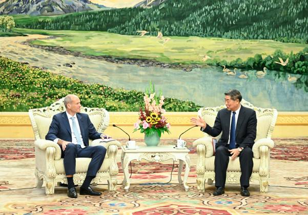 (241028) -- BEIJING, Oct. 28, 2024 -- Chinese Vice Premier He Lifeng, also a member of the Political Bureau of the Communist Party of China Central Committee, meets with Ben Keswick, executive chairman of Jardine Matheson, at the Great Hall of the People in Beijing, capital of China, Oct. 28, 2024. ) CHINA-BEIJING-HE LIFENG-JARDINE MATHESON-EXECUTIVE CHAIRMAN-MEETING (CN) ShenxHong
