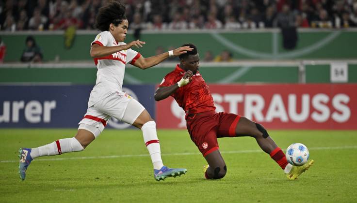 Strafraumszene, Torraumszene Torschuss Aktion Torchance Zweikampf, Aktion Ragnar Ache 1. FC Kaiserslautern FCK (09) gegen Anrie Chase VfB Stuttgart (45) MHPArena, MHP Arena Stuttgart, Baden-Württemberg, Deutschland, Europa Penalty area scene, Goal area scene Goal shot Action Goal chance Duel, Action Ragnar Ache 1. FC Kaiserslautern FCK (09) v Anrie Chase VfB Stuttgart (45) MHPArena, MHP Arena Stuttgart, Baden-Württemberg, Germany, Europe Copyright: imageBROKER MichaelxWeber iblimw11667077