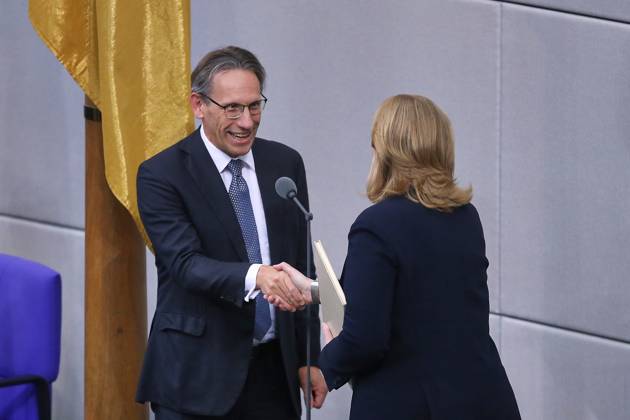 News Bilder des Tages Berlin, Deutschland, 07.11.2024: Deutscher Bundestag: 197. Bundestagssitzung: Der neue Bundesminister der Finanzen Jörg Kukies (SPD) leistet vor Bundestagspräsidentin Bärbel Bas (SPD) seinen Amtseid Copyright: xdtsxNachrichtenagenturx dts_50669