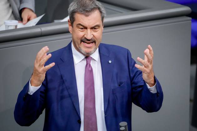 Deutscher Bundestag, 199. Plenarsitzung Markus Soeder (CSU) im Portrait mit erhobenen Haenden bei seiner Rede zur Regierungserklaerung zur aktuellen Lage des Bundeskanzlers bei der 199. Sitzung des Deutschen Bundestag in Berlin, 13.11.2024 Berlin Berlin Deutschland