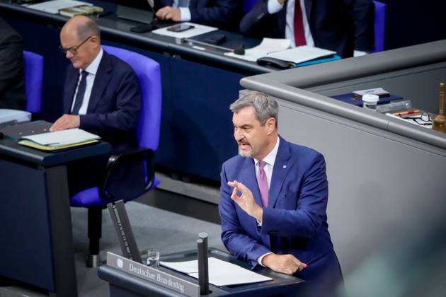 Deutscher Bundestag, 199. Plenarsitzung Markus Soeder (CSU) bei seiner Rede zur Regierungserklaerung zur aktuellen Lage des Bundeskanzlers bei der 199. Sitzung des Deutschen Bundestag mit Bundeskanzler Olaf Scholz im Hintergrund in Berlin, 13.11.2024 Berlin Berlin Deutschland