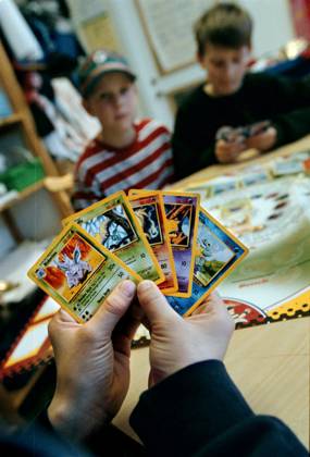 STOCKHOLM 000414 Students at Eriksdalsskolan play with their Pokemon cards x83x  Copyright: xLarsxEpsteinx