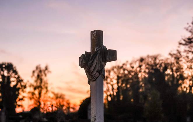 01.11..2024, Braunau am Inn, AUT, Unterwegs in der Oberösterreich, Fototermin, Themenbild, Verschiedene Themenbilder, Symbolbild, Friedhof, Stadtfriedhof Braunau, im Bild Friedhof, Grab, Gräber, Friedhof, Gesteck, Blumen, Blumenschmuck, Kreuz, Kruzifix, Jesu Christi, Allerheiligen, Engerl, Engel, Kerzen, Grab, Grablicht, Blumen, Symbolbild, Feature, Herbst 2024,