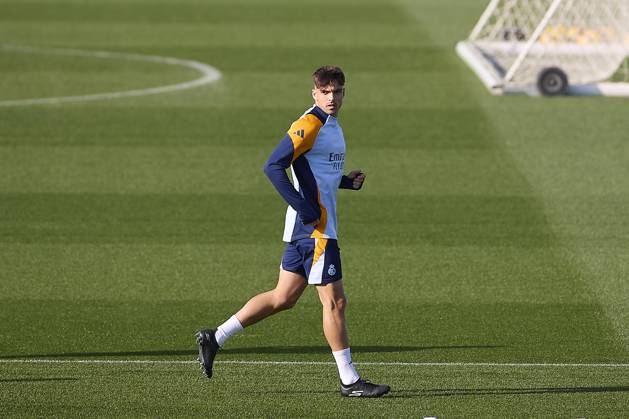 Real Madrid CF Training Session and Press Conference in Madrid, Spain - 03 Dec 2024 Raul Asencio of Real Madrid CF warms up during the training session on the eve of the 2024 2025 La Liga EA Sports week 19 football match between Athletic Club and Real Madrid CF at Ciudad Real Madrid. Madrid Spain Copyright: xFedericoxTitonex xSOPAxImagesx FTITONE_0008
