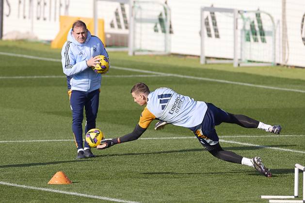 Real Madrid CF Training Session and Press Conference in Madrid, Spain - 03 Dec 2024 Andriy Lunin of Real Madrid CF seen in action during the training session on the eve of the 2024 2025 La Liga EA Sports week 19 football match between Athletic Club and Real Madrid CF at Ciudad Real Madrid. Madrid Spain Copyright: xFedericoxTitonex xSOPAxImagesx FTITONE_0019