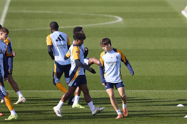 Real Madrid CF Training Session and Press Conference in Madrid, Spain - 03 Dec 2024 Endrick Felipe Moreira de Sousa known as Endrick (L) of Real Madrid CF and Arda Guler (R) of Real Madrid CF warm up during the training session on the eve of the 2024 2025 La Liga EA Sports week 19 football match between Athletic Club and Real Madrid CF at Ciudad Real Madrid. Madrid Spain Copyright: xFedericoxTitonex xSOPAxImagesx FTITONE_0002