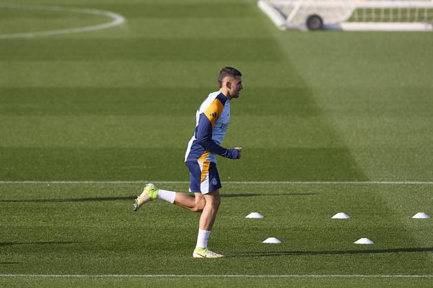 Real Madrid CF Training Session and Press Conference in Madrid, Spain - 03 Dec 2024 Daniel Ceballos of Real Madrid CF warms up during the training session on the eve of the 2024 2025 La Liga EA Sports week 19 football match between Athletic Club and Real Madrid CF at Ciudad Real Madrid. Madrid Spain Copyright: xFedericoxTitonex xSOPAxImagesx FTITONE_0004