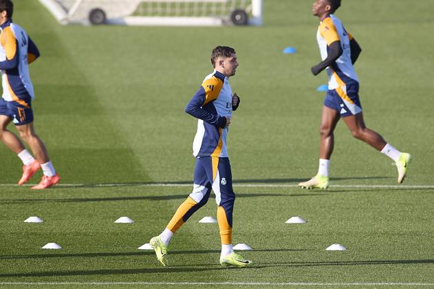 Real Madrid CF Training Session and Press Conference in Madrid, Spain - 03 Dec 2024 Federico Valverde of Real Madrid CF warms up during the training session on the eve of the 2024 2025 La Liga EA Sports week 19 football match between Athletic Club and Real Madrid CF at Ciudad Real Madrid. Madrid Spain Copyright: xFedericoxTitonex xSOPAxImagesx FTITONE_0005