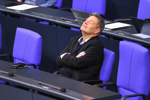 News Bilder des Tages Berlin, Deutschland, 19.12.2024: Deutscher Bundestag: 207. Bundestagssitzung: Bundesminister für Wirtschaft und Klimaschutz Robert Habeck (Bündnis90 Die Grünen) lehnt sich mit verschränkten Armen zurück Copyright: xdtsxNachrichtenagenturx dts_54191