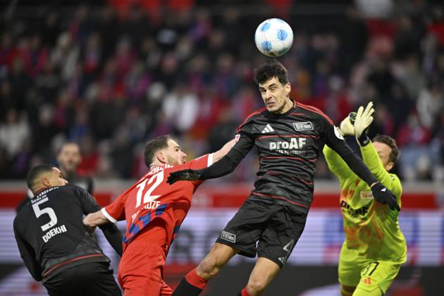 Strafraumszene, Torraumszene Kopfballduell Zweikampf Aktion Budu Zivzivadze Siwsiwadse 1. FC Heidenheim 1846 FCH (12) gegen Diogo Leite 1. FC Union Berlin FCU (04) Torwart Alexander Schwolow 1. FC Union Berlin FCU (37) Danilho Doekhi 1. FC Union Berlin FCU (05) Voith-Arena, Heidenheim, Baden-Württemberg, Deutschland, Europa Penalty area scene, goal area scene header duel duel action Budu Zivzivadze Siwsiwadse 1. FC Heidenheim 1846 FCH (12) against Diogo Leite 1. FC Union Berlin FCU (04) Goalkeeper Alexander Schwolow 1. FC Union Berlin FCU (37) Danilho Doekhi 1. FC Union Berlin FCU (05) Voith-Arena, Heidenheim, Baden-Württemberg, Germany, Europe Copyright: imageBROKER MichaelxWeber iblimw12123406