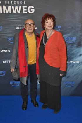 Volker Schlöndorff und Regina Ziegler bei der Premiere FITZEKS DER HEIMWEG im Delphie Filmpalast in Berlin am 14.01.2025