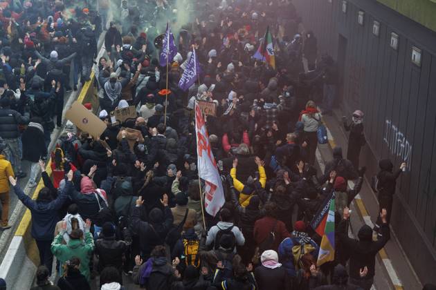 Protesters pictured during a national demonstration against the new government declaration, organized by the three national trade unions, Thursday 13 February 2025 in Brussels. NICOLASxMAETERLINCK 112380488