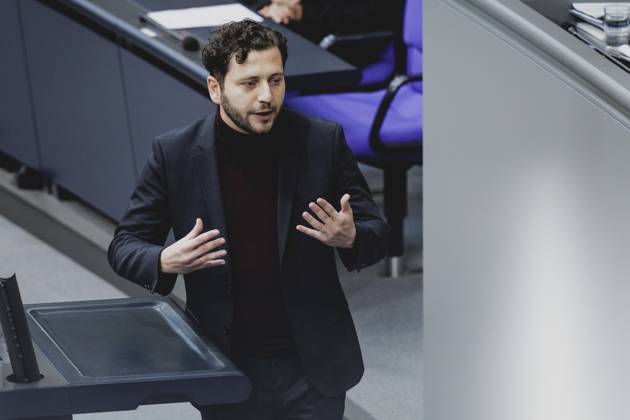 Felix Banaszak, Co-Vorsitzender von Buendnis 90 Die Gruenen, aufgenommen im Rahmen der Sondersitzung des Deutschen Bundestages in Berlin, 13.03.2025. In der kurzfristig einberufenen Sondersitzung soll ueber die von der SPD und CDU CSU angestrebte Aenderung des Grundgesetzes mit Blick auf die Schuldenbremse und ein Sondervermoegen Infrastruktur beraten werden. Berlin Deutschland Copyright: xFlorianxGaertnerx