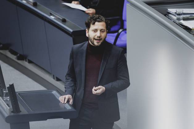 Felix Banaszak, Co-Vorsitzender von Buendnis 90 Die Gruenen, aufgenommen im Rahmen der Sondersitzung des Deutschen Bundestages in Berlin, 13.03.2025. In der kurzfristig einberufenen Sondersitzung soll ueber die von der SPD und CDU CSU angestrebte Aenderung des Grundgesetzes mit Blick auf die Schuldenbremse und ein Sondervermoegen Infrastruktur beraten werden. Berlin Deutschland Copyright: xFlorianxGaertnerx