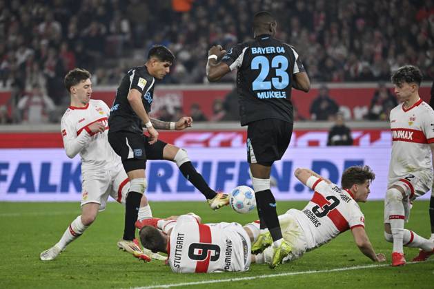Strafraumszene, Torraumszene Torschuss Aktion Torchance Piero Hincapie Bayer 04 Leverkusen (03) Ermedin Demirovic VfB Stuttgart (09) Ramon Hendriks VfB Stuttgart (03) Nordi Mukiele Bayer 04 Leverkusen (23) Angelo Stiller VfB Stuttgart (06) Ameen Al-Dakhil VfB Stuttgart (02) MHPArena, MHP Arena Stuttgart, Baden-Württemberg, Deutschland, Europa Penalty area scene, goal area scene Goal kick Action Goal chance Piero Hincapie Bayer 04 Leverkusen (03) Ermedin Demirovic VfB Stuttgart (09) Ramon Hendriks VfB Stuttgart (03) Nordi Mukiele Bayer 04 Leverkusen (23) Angelo Stiller VfB Stuttgart (06) Ameen Al-Dakhil VfB Stuttgart (02) MHPArena, MHP Arena Stuttgart, Baden-Württemberg, Germany, Europe Copyright: imageBROKER MichaelxWeber iblimw12924467