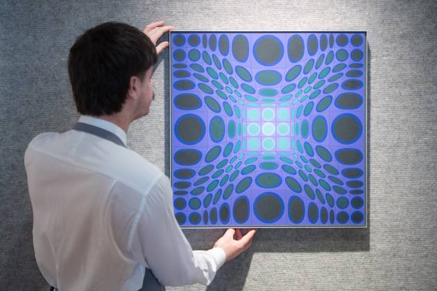 Bonhams 20th 21st Century Art Day Evening Sales Highlights Photocall - Bonhams, London An art handler holds Diade by Victor Vasarely (est £30k -£50k) which is to go on auction at Bonhams 20th 21st Century Art Day Evening Sales at Bonhams in London, England, UK on Monday 31 March, 2025., Credit:Justin Ng Avalon UK, England, London, Bonhams Copyright: xJustinxNgx xAvalonx 0981806105