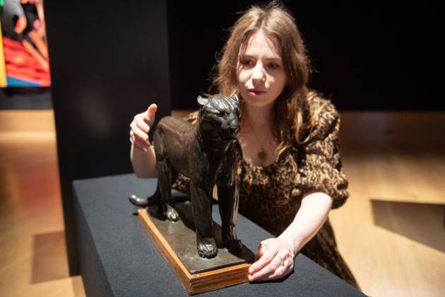 Bonhams 20th 21st Century Art Day Evening Sales Highlights Photocall - Bonhams, London A staff member views Là opard au repos, ville de Paris, petit modele by Rembrandt Bugatti (est £180k -£250k) which is to go on auction at Bonhams 20th 21st Century Art Day Evening Sales at Bonhams in London, England, UK on Monday 31 March, 2025., Credit:Justin Ng Avalon UK, England, London, Bonhams Copyright: xJustinxNgx xAvalonx 0981806225