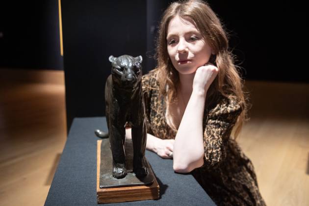 Bonhams 20th 21st Century Art Day Evening Sales Highlights Photocall - Bonhams, London A staff member views Là opard au repos, ville de Paris, petit modele by Rembrandt Bugatti (est £180k -£250k) which is to go on auction at Bonhams 20th 21st Century Art Day Evening Sales at Bonhams in London, England, UK on Monday 31 March, 2025., Credit:Justin Ng Avalon UK, England, London, Bonhams Copyright: xJustinxNgx xAvalonx 0981806234
