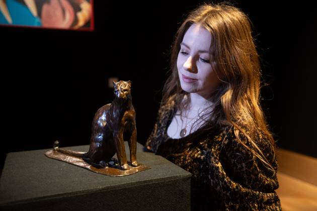 Bonhams 20th 21st Century Art Day Evening Sales Highlights Photocall - Bonhams, London A staff member views Petite panthere assise by Rembrandt Bugatti (est £150k -£200k) which is to go on auction at Bonhams 20th 21st Century Art Day Evening Sales at Bonhams in London, England, UK on Monday 31 March, 2025., Credit:Justin Ng Avalon UK, England, London, Bonhams Copyright: xJustinxNgx xAvalonx 0981806248