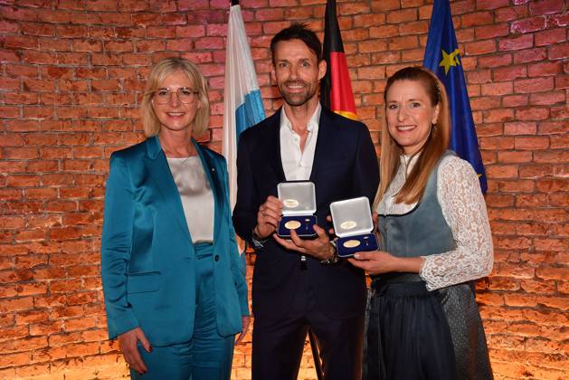 Bayerns Staatsministerin Ulrike Scharf, Sven Hannawald und Stefanie Hertel bei der Verleihung der Bayerischen Staatsmedaille fuer soziale Verdienste 2025 in der Allerheiligen-Hofkirche, Residenz am 3.04.2025 in Muenchen Bayerische Staatsmedaille fuer Stefanie Hertel und Sven Hannawald in Muenchen
