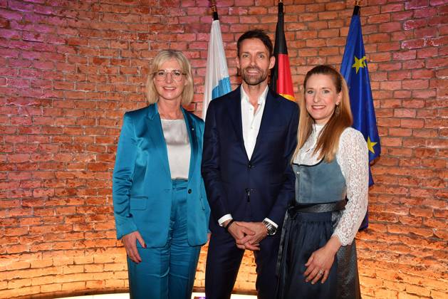 Bayerns Staatsministerin Ulrike Scharf, Sven Hannawald und Stefanie Hertel bei der Verleihung der Bayerischen Staatsmedaille fuer soziale Verdienste 2025 in der Allerheiligen-Hofkirche, Residenz am 3.04.2025 in Muenchen Bayerische Staatsmedaille fuer Stefanie Hertel und Sven Hannawald in Muenchen