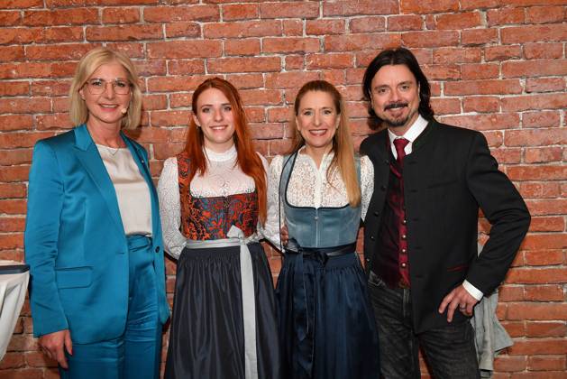 Bayerns Staatsministerin Ulrike Scharf, Johanna Mross, Stefanie Hertel und ihr Ehemann Lanny Lanner bei der Verleihung der Bayerischen Staatsmedaille fuer soziale Verdienste 2025 in der Allerheiligen-Hofkirche, Residenz am 3.04.2025 in Muenchen Bayerische Staatsmedaille fuer Stefanie Hertel und Sven Hannawald in Muenchen