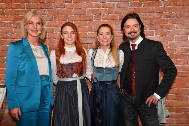 Bayerns Staatsministerin Ulrike Scharf, Johanna Mross, Stefanie Hertel und ihr Ehemann Lanny Lanner bei der Verleihung der Bayerischen Staatsmedaille fuer soziale Verdienste 2025 in der Allerheiligen-Hofkirche, Residenz am 3.04.2025 in Muenchen Bayerische Staatsmedaille fuer Stefanie Hertel und Sven Hannawald in Muenchen