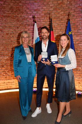 Bayerns Staatsministerin Ulrike Scharf, Sven Hannawald und Stefanie Hertel bei der Verleihung der Bayerischen Staatsmedaille fuer soziale Verdienste 2025 in der Allerheiligen-Hofkirche, Residenz am 3.04.2025 in Muenchen Bayerische Staatsmedaille fuer Stefanie Hertel und Sven Hannawald in Muenchen