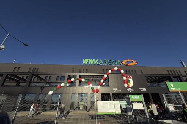 04.04.2025, Fussball 1. Bundesliga 2024 2025, 28. Spieltag, FC Augsburg - FC Bayern München, in der WWK-Arena Augsburg, Aussenansicht Stadion mit Luftballons in Vereinsfarben.