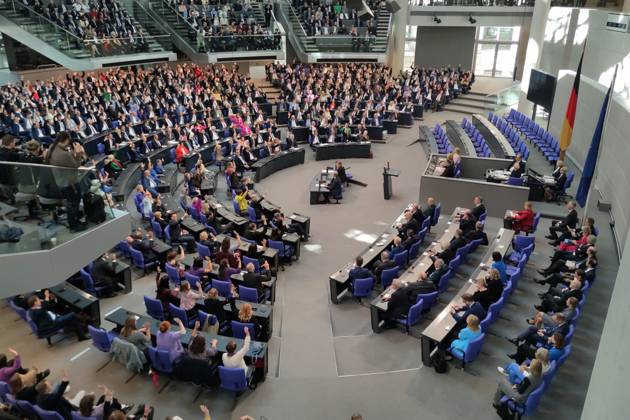 News Bilder des Tages Berlin, Deutschland, 06.05.2025: Deutscher Bundestag: 2. Bundestagssitzung: Abstimmung über einen 2. Wahlgang, alle Abgeordneten heben die Hand Copyright: xdtsxNachrichtenagenturx dts_65725