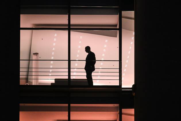 Berlin, Deutschland, 06.05.2025: Bundeskanzleramt: Friedrich Merz zum ersten Mal im Kanzlerbüro: Der neue Bundeskanzler läuft um 21:35 Uhr das erste Mal alleine durch sein Büro Copyright: xdtsxNachrichtenagenturx dts_65755