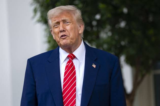 President Donald Trump Speaks with Reporters Outside Oval President Donald Trump speaks with reporters outside the West Wing of the White House in Washington, DC on Thursday, May 8, 2025. Photo by Bonnie Cash Pool ABACAPRESS.COM WASHINGTON DC United States Copyright: xPool ABACAx