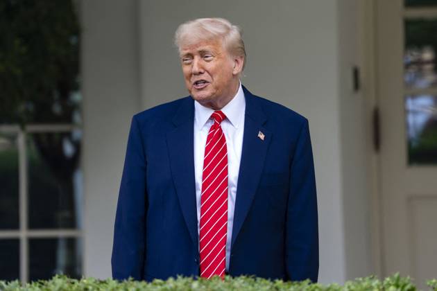 President Donald Trump Speaks with Reporters Outside Oval President Donald Trump speaks with reporters outside the West Wing of the White House in Washington, DC on Thursday, May 8, 2025. Photo by Bonnie Cash Pool ABACAPRESS.COM WASHINGTON DC United States Copyright: xPool ABACAx