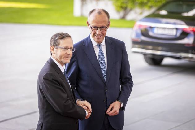(R-L) Friedrich Merz (CDU), Bundeskanzler, empfaengt Isaac Herzog, Staatspraesident von Israel, im Bundeskanzleramt in Berlin, 12.05.2025. Berlin Deutschland Copyright: xAmreixSchulzx