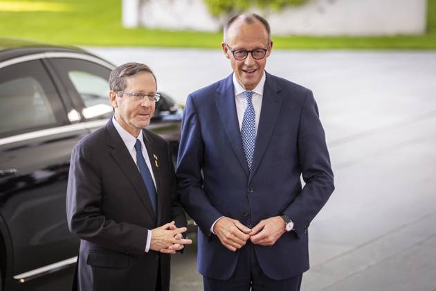 (R-L) Friedrich Merz (CDU), Bundeskanzler, empfaengt Isaac Herzog, Staatspraesident von Israel, im Bundeskanzleramt in Berlin, 12.05.2025. Berlin Deutschland Copyright: xAmreixSchulzx