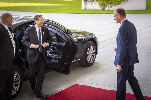 (R-L) Friedrich Merz (CDU), Bundeskanzler, empfaengt Isaac Herzog, Staatspraesident von Israel, im Bundeskanzleramt in Berlin, 12.05.2025. Berlin Deutschland Copyright: xAmreixSchulzx