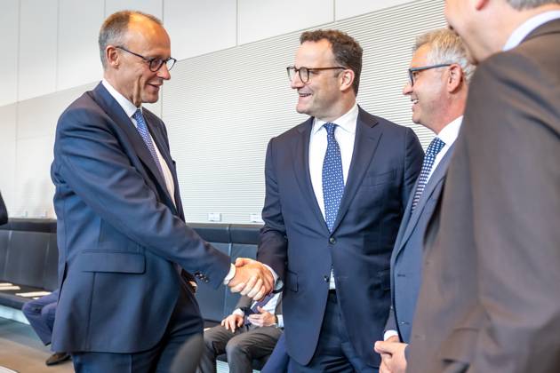 Fraktionssitzung CDU CSU Bundeskanzler Friedrich Merz (CDU) und Jens Spahn Vorsitzender der Unionsfraktion, bei einer Fraktionssitzung am 20.05.2025 in Berlin. Berlin Berlin Deutschland Bundestag