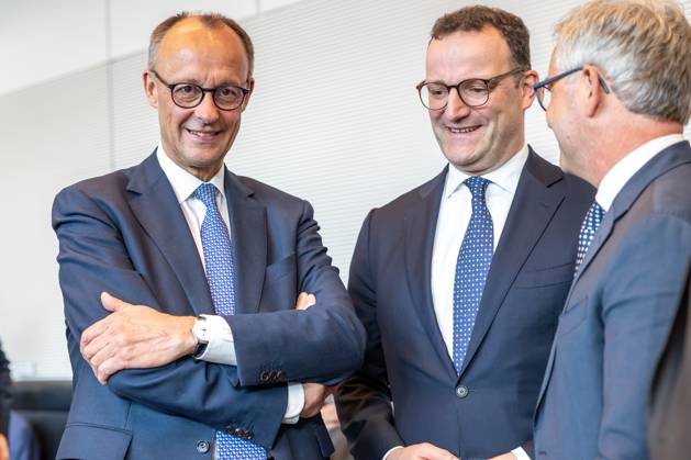 Fraktionssitzung CDU CSU Bundeskanzler Friedrich Merz (CDU) und Jens Spahn Vorsitzender der Unionsfraktion, bei einer Fraktionssitzung am 20.05.2025 in Berlin. Berlin Berlin Deutschland Bundestag