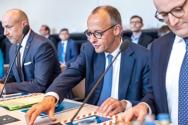 Fraktionssitzung CDU CSU Bundeskanzler Friedrich Merz (CDU) und Jens Spahn Vorsitzender der Unionsfraktion, bei einer Fraktionssitzung am 20.05.2025 in Berlin. Berlin Berlin Deutschland Bundestag