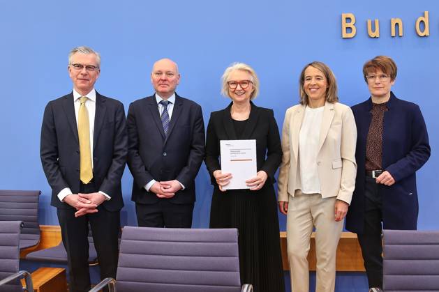 Berlin, Deutschland, 21.05.2025: Bundespressekonferenz: Vorstellung des Frühjahrsgutachten 2025 der Wirtschaftsweisen: Der Sachverständigenrat zur Begutachtung der gesamtwirtschaftlichen Entwicklung, L-R: Martin Werding, Achim Truger, Monika Schnitzer, Ulrike Malmendier, Veronika Grimm Copyright: xdtsxNachrichtenagenturx dts_68059