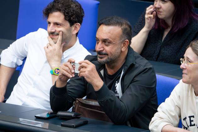 Deutscher Bundestag, 7. Plenarsitzung Mirze Edis (Die Linke) zeigt seinen Personalausweis als Reaktion auf die Rede von Gottfried Curio (AfD) zu seiner Rede zum Thema Reform der Einbuergerungspolitik im Plenum bei der 7. Sitzung des Deutschen Bundestag in Berlin, 22.05.2025 Berlin Berlin Deutschland